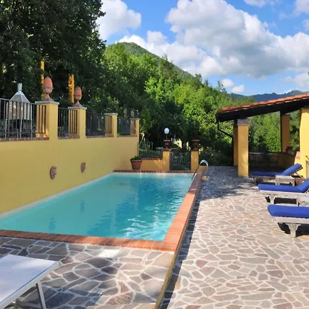 Cosy House In With Shared Pool *