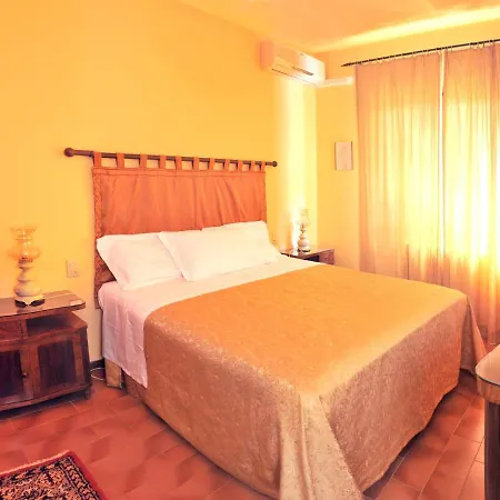 Holiday home Cosy House In With Shared Pool *