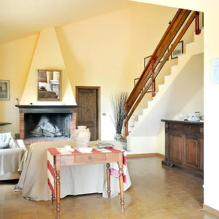 Cosy House In With Shared Pool