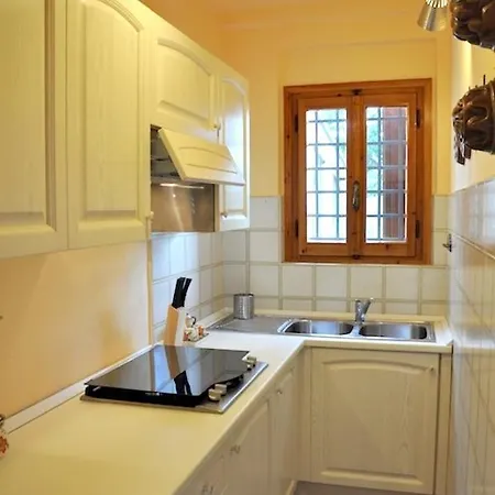 Cosy House In With Shared Pool Дом отдыха Gattaia